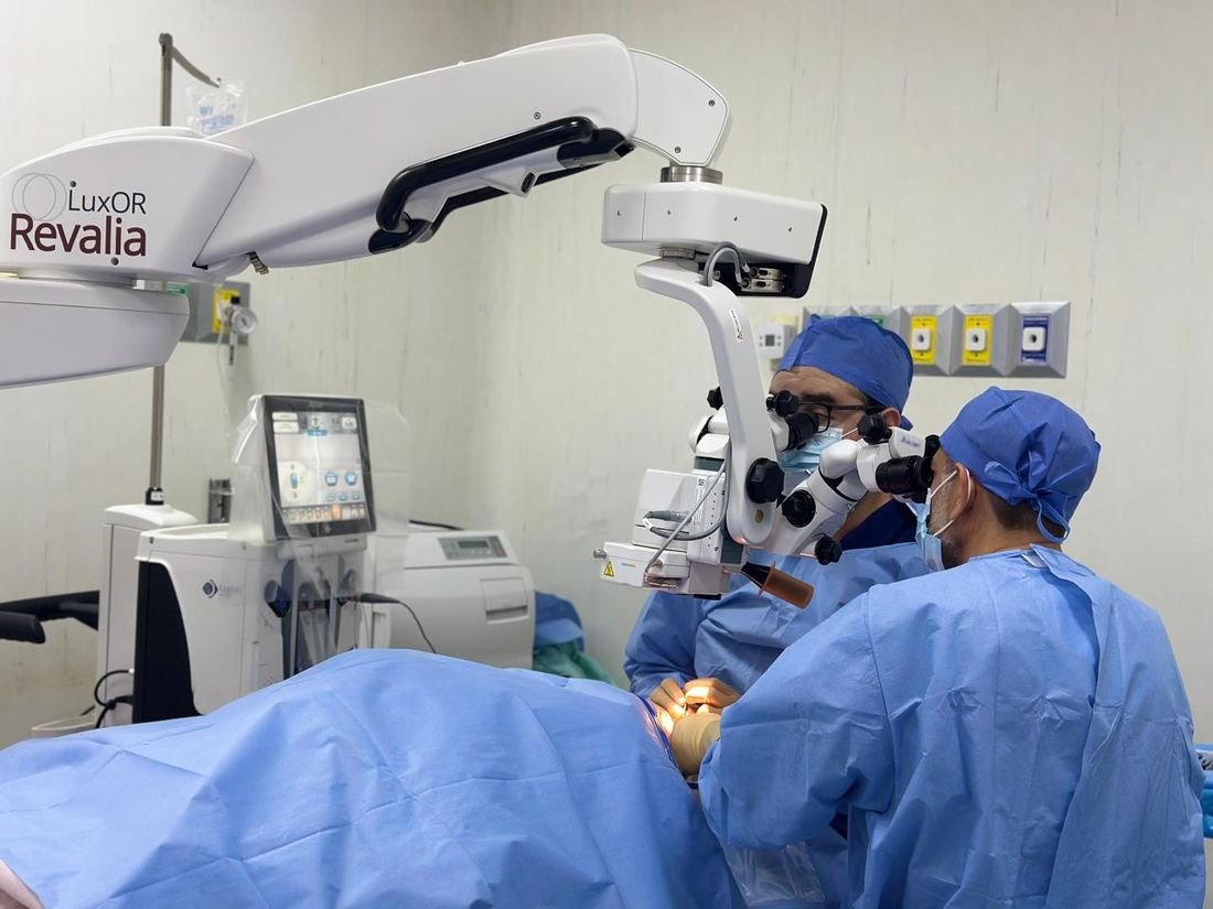 Quirófano durante una cirugía, con el microscopio Alcon LuxOR Revalia y el equipo quirúrgico trabajando